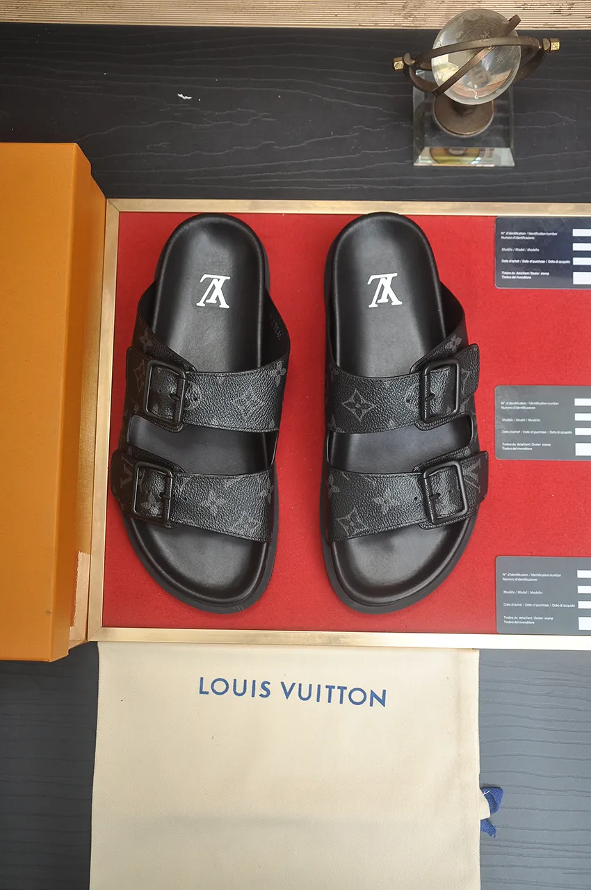 Men's shoes 💰400💶 [Louis Vuitton LV slippers] (high-end cowhide) counter 1:1 fashion style, a must-have for summer! The designer used LV’s iconic outsole. The original simple slippers instantly become fashionable! The upper is made of flexible special cowhide leather straps alternately, and the workmanship is exquisite! A must-have for stylish men in summer, size 38-45 (45 customized)